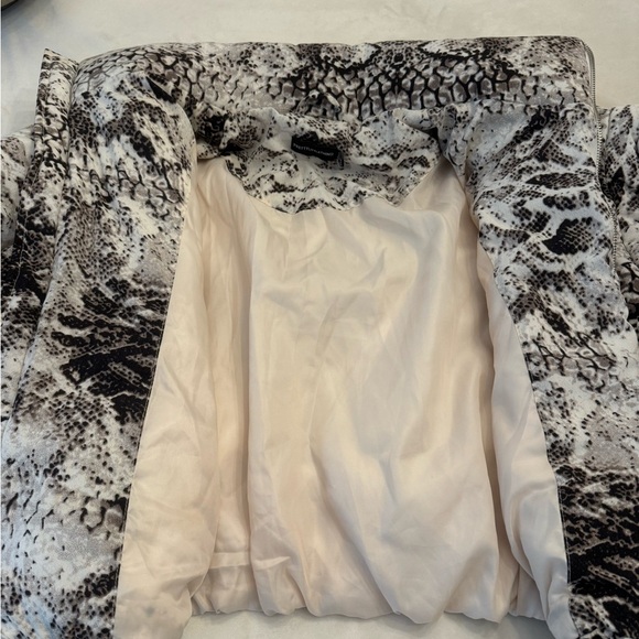 PrettyLittleThing Snake Print Puffer Jacket, sz 6 - Picture 4 of 8